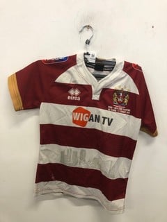 Lot 1034  
            Nottingham SR9 - Delivery Only 

                
ERREA WIGAN WARRIORS 2015-2018 HOME RUGBY JERSEY UK SIZE XXS