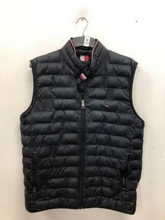 Lot 1059  
            Nottingham SR9 - Delivery Only 

                
TOMMY HILFIGER BLACK LOGO GILET UK SIZE M