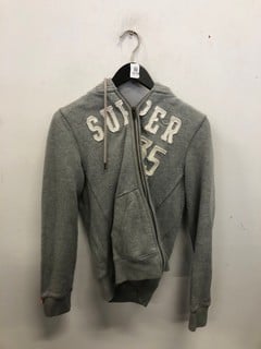 Lot 1079  
            Nottingham SR9 - Delivery Only 

                
SUPERDRY GREY LOGO PRINT ZIP-UP HOODIE UK SIZE L