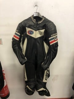 Lot 1091  
            Nottingham SR9 - Delivery Only 

                
DAINESE BLACK MOTORBIKE UNIFORM SIZE UNKNOWN