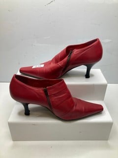 Lot 109  
            Nottingham SR9 - Delivery Only 

                
SKECHERS SLIP ON TRAINERS UK SIZE 8