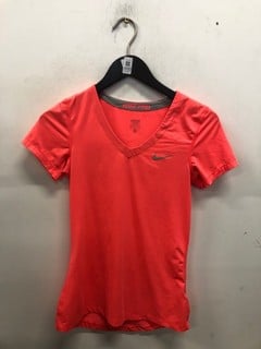 Lot 1100  
            Nottingham SR9 - Delivery Only 

                
NIKE WOMENS RED DRI-FIT SS T-SHIRT UK SIZE M