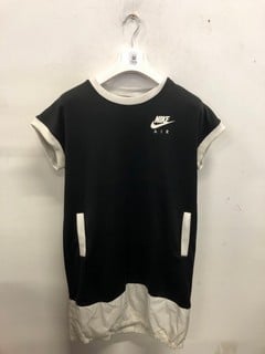 Lot 1103  
            Nottingham SR9 - Delivery Only 

                
NIKE AIR BLACK/WHITE DRESS UK SIZE XL