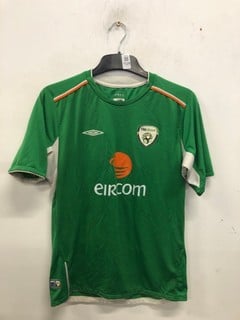 Lot 1128  
            Nottingham SR9 - Delivery Only 

                
UMBRO REPUBLIC OF IRELAND 2004-2006 HOME JERSEY SIZE UNKNOWN