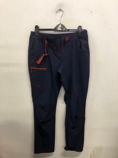 Lot 1132  
            Nottingham SR9 - Delivery Only 

                
FJERN NAVY WATERPROOF TROUSERS UK SIZE 12