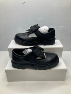 Lot 113  
            Nottingham SR9 - Delivery Only 

                
CLARKS KIDS LORCAM HOPE SHOES UK SIZE 2