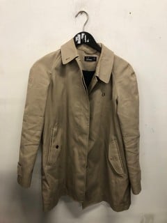 Lot 1165  
            Nottingham SR9 - Delivery Only 

                
FRED PERRY TRENCH COAT UK SIZE 10