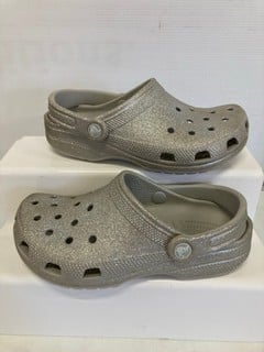 Lot 11  
            Nottingham SR9 - Delivery Only 

                
CLASSIC CROCS IN GLITTER UK SIZE 4