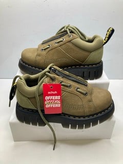 Lot 128  
            Nottingham SR9 - Delivery Only 

                
DR AIRWAIR MARTENS KHAK NUBUCK BOOTS UK SIZE 6