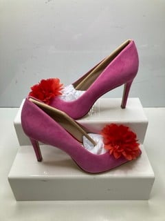 Lot 129  
            Nottingham SR9 - Delivery Only 

                
BODEN WOMENS FLOWER POINT HEELS UK SIZE 4D