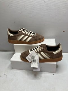 Lot 140  
            Nottingham SR9 - Delivery Only 

                
ADIDAS HANDBALL SPEZIAL TRAINERS UK SIZE 6.5