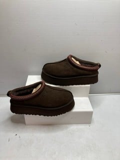 Lot 142  
            Nottingham SR9 - Delivery Only 

                
UGG TAZZ II DUSTED COCOA SHOES UK SIZE 5