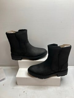 Lot 144  
            Nottingham SR9 - Delivery Only 

                
TIMBERLAND BRIMFIELD MID WARM LINED BOOTS UK SIZE 6.5