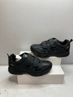 Lot 147  
            Nottingham SR9 - Delivery Only 

                
AVIA UNION II STRAP SHOES UK SIZE 8