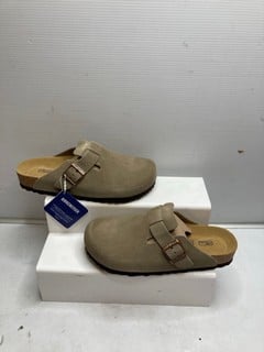 Lot 148  
            Nottingham SR9 - Delivery Only 

                
BIRKENSTOCK BS TAUPE SHOES UK SIZE 5.5
