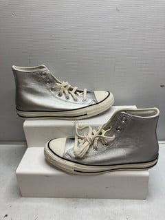 Lot 152  
            Nottingham SR9 - Delivery Only 

                
CONVERSE CTAS HI TOP TRAINERS UK SIZE 5.5