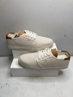 Lot 154  
            Nottingham SR9 - Delivery Only 

                
TOMS CARLO 2.0 WHITE LEGACY TRAINERS UK SIZE 11