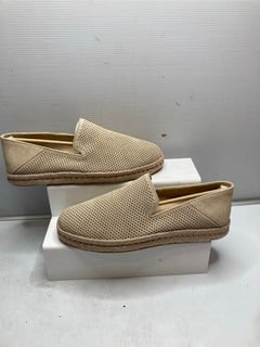 Lot 155  
            Nottingham SR9 - Delivery Only 

                
TOMS SANTIAGO SLIP ON SHOES UK SIZE 11