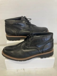 Lot 15  
            Nottingham SR9 - Delivery Only 

                
CLARKS BLACK LEATHER ANKLE BOOTS UK SIZE 10.5