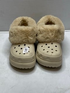 Lot 160  
            Nottingham SR9 - Delivery Only 

                
BEIGE FLUFFY CROCS UK SIZE UNKNOWN