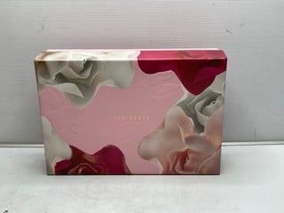 Lot 161  
            Nottingham SR9 - Delivery Only 

                
TED BAKER COLOURFUL FABRIC SET