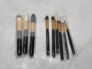 Lot 166  
            Nottingham SR9 - Delivery Only 

                
MAC MAKEUP BRUSH SET WITH CASE