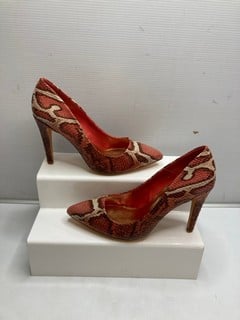 Lot 205  
            Nottingham SR9 - Delivery Only 

                
NEXT RED CREAM SNAKE PRINT HIGH HEELS UK SIZE 7