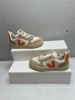 Lot 206  
            Nottingham SR9 - Delivery Only 

                
KIDS VEJA WHITE/ORANGE TRAINERS UK SIZE 11.5