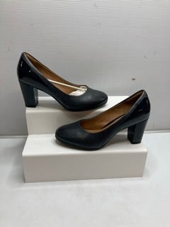 Lot 207  
            Nottingham SR9 - Delivery Only 

                
CLARKS BASIL AUBURN NAVY COMBI LEATHER HEELS UK SIZE 4