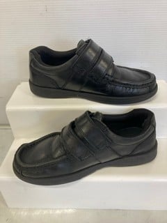 Lot 24  
            Nottingham SR9 - Delivery Only 

                
KIDS POD ARAN DOUBLE STRAP APRON BLACK SHOES UK SIZE 2L