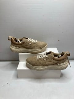 Lot 257  
            Nottingham SR9 - Delivery Only 

                
VANS MTE ULTRARANGE NEO VR3 TRAINERS UK SIZE 7.5