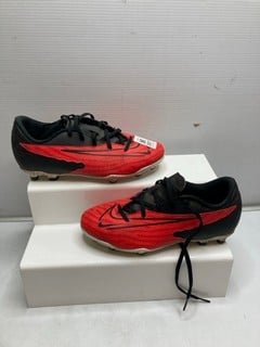 Lot 287  
            Nottingham SR9 - Delivery Only 

                
NIKE FOOTBALL BOOTS UK SIZE 4