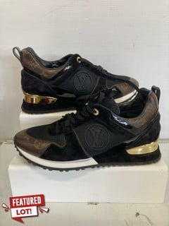 Lot 3  
            Nottingham SR9 - Delivery Only 

                
LOUIS VUITTON TRAINERS FOR MEN UK SIZE 7.5 ORIGINAL RRP: Â£1000