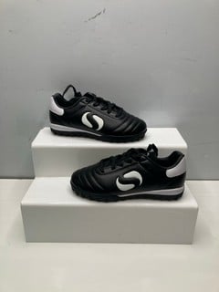 Lot 417  
            Nottingham SR9 - Delivery Only 

                
SONDICO STRIKE TF TRAINERS UK SIZE C11