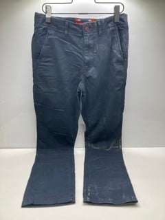 Lot 582  
            Nottingham SR9 - Delivery Only 

                
SUPERDRY MENS INTERNATIONAL CHINOS UK SIZE 28 X 32