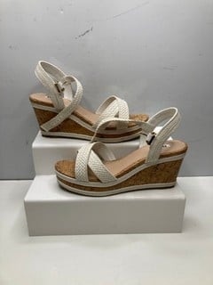 Lot 584  
            Nottingham SR9 - Delivery Only 

                
WOMENS OFF WHITE SYNTHETIC BRAIDED UPPER WEDGE SHOES UK SIZE 7
