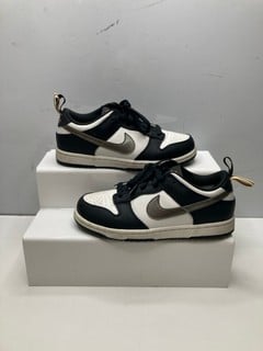 Lot 585  
            Nottingham SR9 - Delivery Only 

                
NIKE DUNK LOW SE PS TRAINERS UK SIZE 2.5