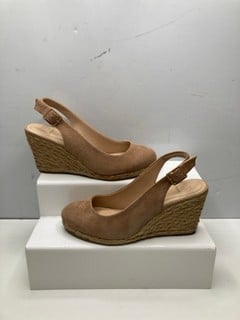 Lot 586  
            Nottingham SR9 - Delivery Only 

                
DUNE LONDON CAMEL SUEDE WEDGE SLING SHOES UK SIZE 6