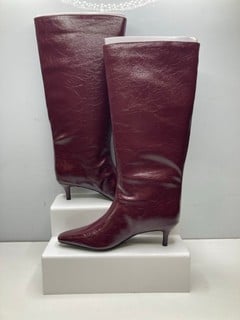 Lot 590  
            Nottingham SR9 - Delivery Only 

                
WOMENS KNEE HIGH BOOTS UK SIZE 4
