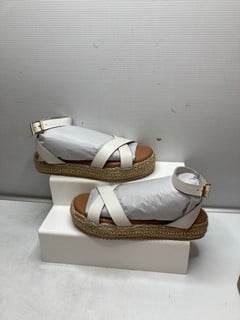 Lot 601  
            Nottingham SR9 - Delivery Only 

                
3 X PAIRS OF WOMEN'S OFFICE SHOES