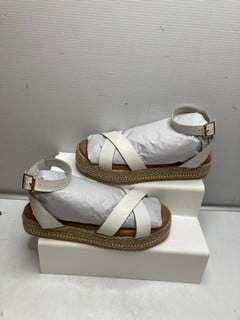 Lot 602  
            Nottingham SR9 - Delivery Only 

                
2 X PAIRS OF WOMENS OFFICE SHOES