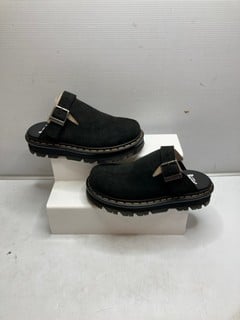 Lot 614  
            Nottingham SR9 - Delivery Only 

                
DR MARTENS ZIGZAG MULE BLACK SANDALS UK SIZE 5