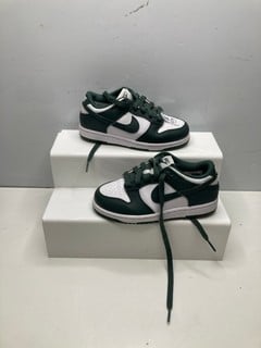 Lot 679  
            Nottingham SR9 - Delivery Only 

                
KIDS NIKE DUNK LOW GREEN TRAINERS UK SIZE 11.5