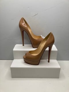 Lot 681  
            Nottingham SR9 - Delivery Only 

                
CHRISTIAN LOUBOUTIN PARIS GOLD HIGH HEELS UK SIZE 4.5