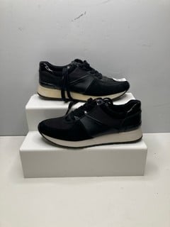 Lot 682  
            Nottingham SR9 - Delivery Only 

                
MICHAEL KORS BLACK LEATHER TRAINERS UK SIZE 7.5