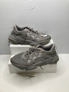 Lot 685  
            Nottingham SR9 - Delivery Only 

                
ADIDAS OZWEEGO GREY TRAINERS UK SIZE 7.5