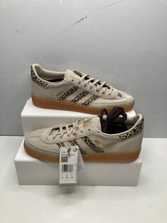 Lot 687  
            Nottingham SR9 - Delivery Only 

                
WOMENS ADIDAS HANDBALL SPEZIAL BEIGE TRAINERS UK SIZE 8