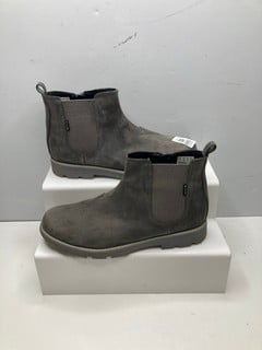 Lot 690  
            Nottingham SR9 - Delivery Only 

                
CLARKS GREY CHELSEA BOOT UK SIZE 5