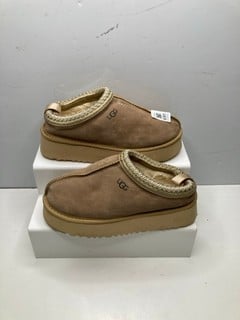 Lot 691  
            Nottingham SR9 - Delivery Only 

                
UGG TAN FLUFFY SHOE UK SIZE 5