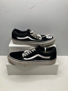 Lot 692  
            Nottingham SR9 - Delivery Only 

                
VANS CLASSIC BLACK TRAINERS UK SIZE 10